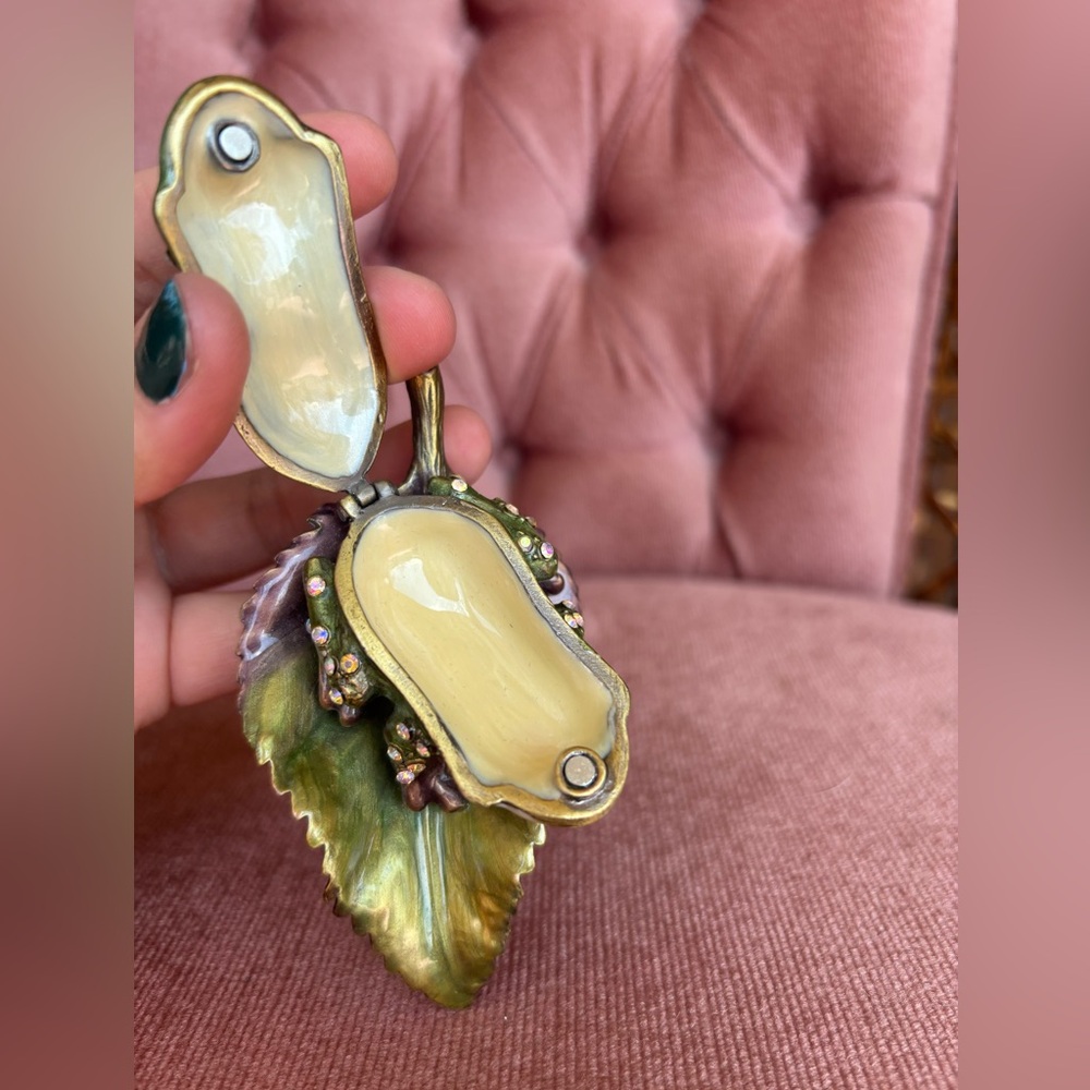 🐸 Jeweled Frog Trinket Box | Enamel Rhinestone Jewelry Holder | Hinged Magnetic - Picture 3 of 5